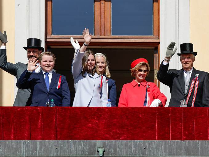 The Royal Family greets the Children's parade in Oslo from the Palace balcony. Photo: Ola Vatn / NTB scanpix
